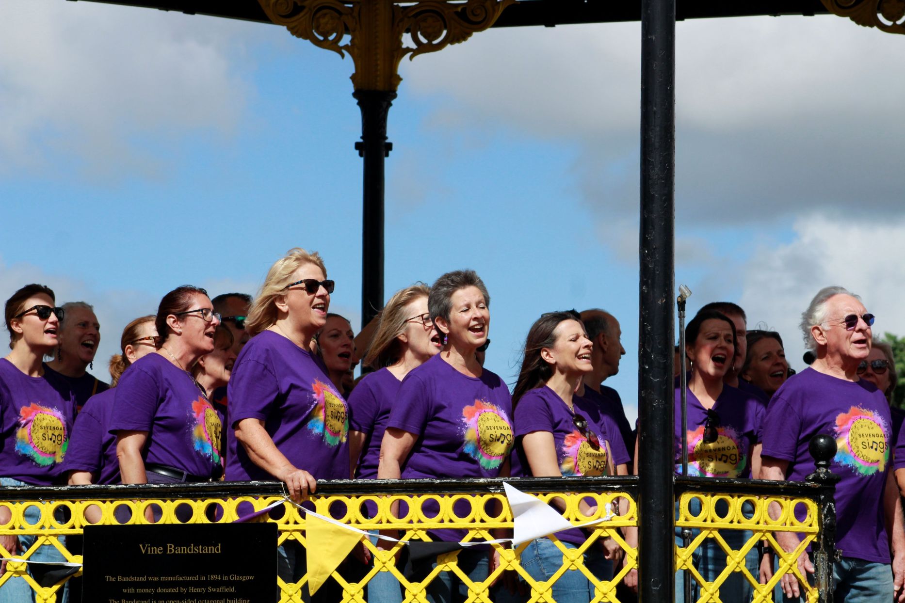 Sevenoaks Sings at the Vine