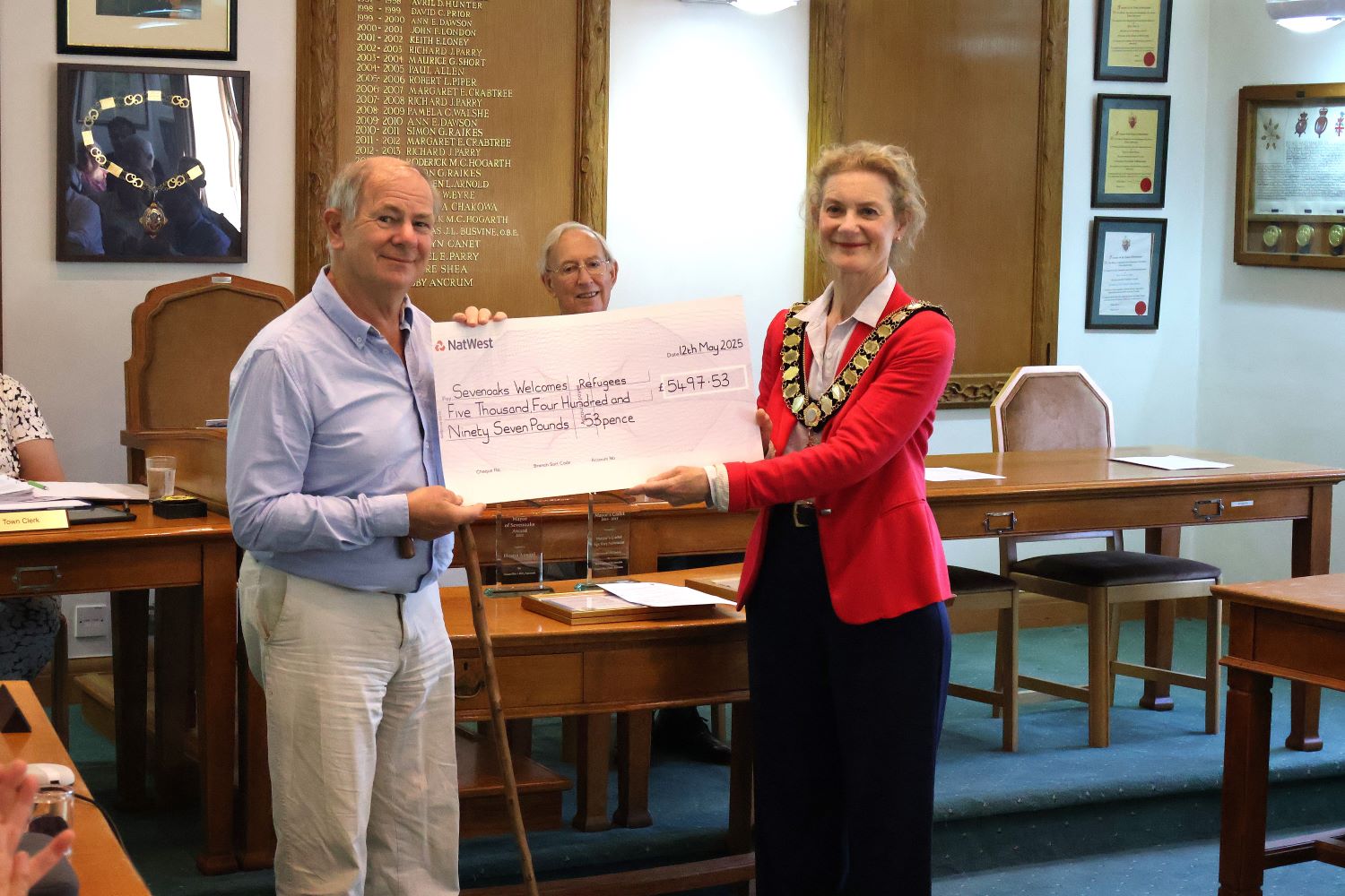 Councillor Ancrum presents Sevenoaks Welcomes Refugees with a cheque