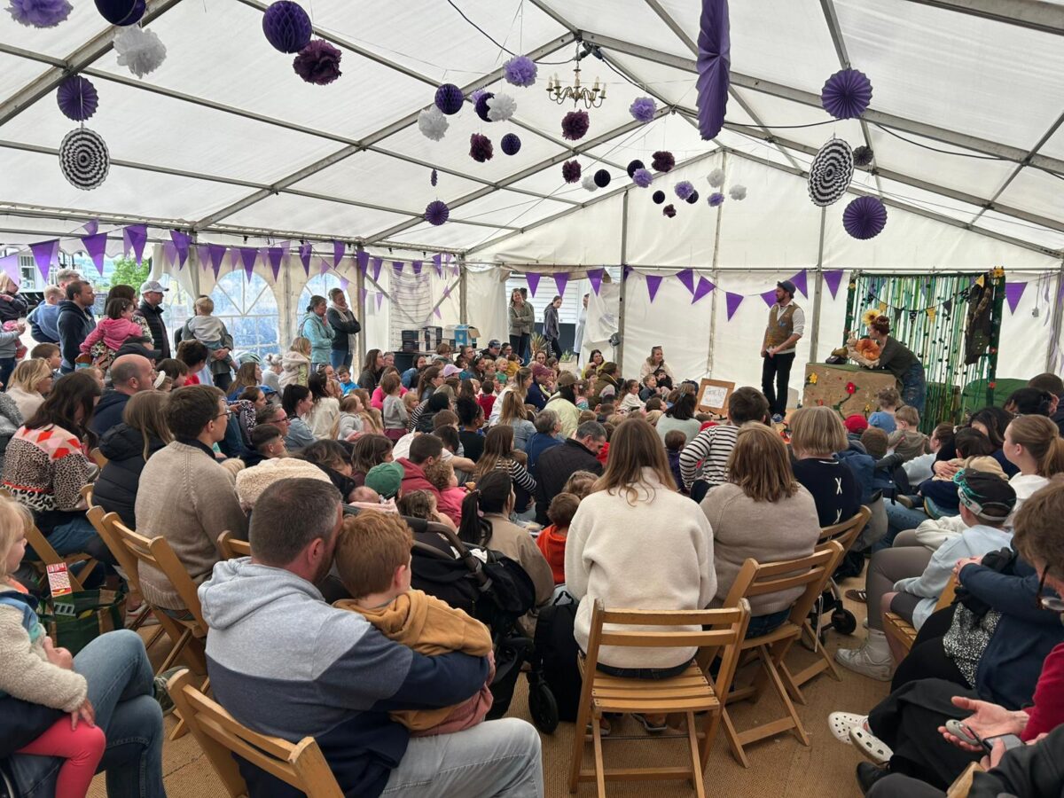 Audience for the performance of Professor Slugs